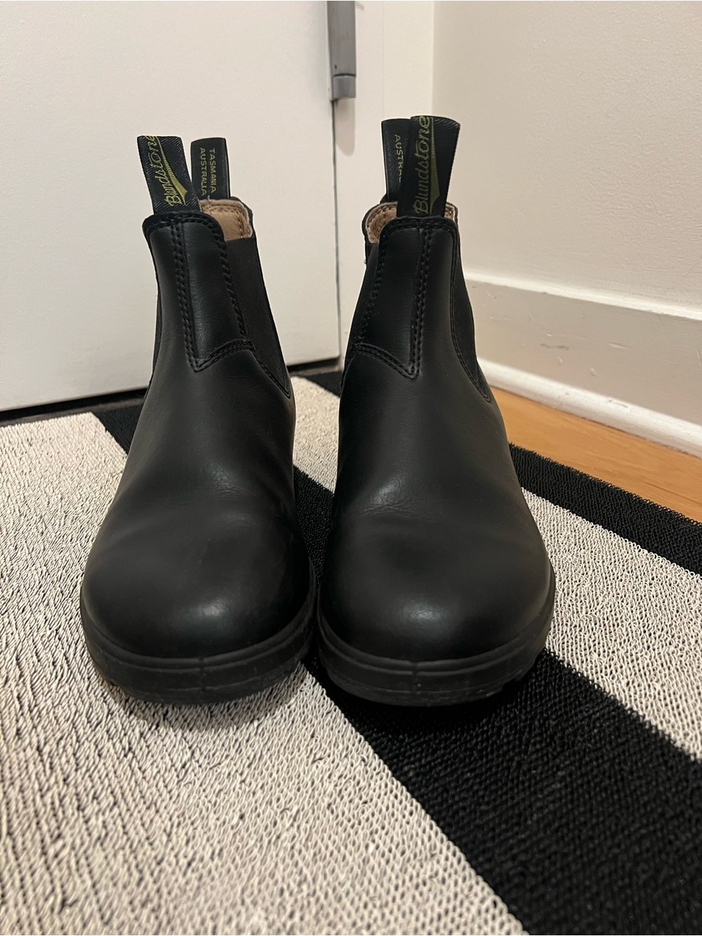 Blundstone Black Leather Chelsea Boots Women’s 8